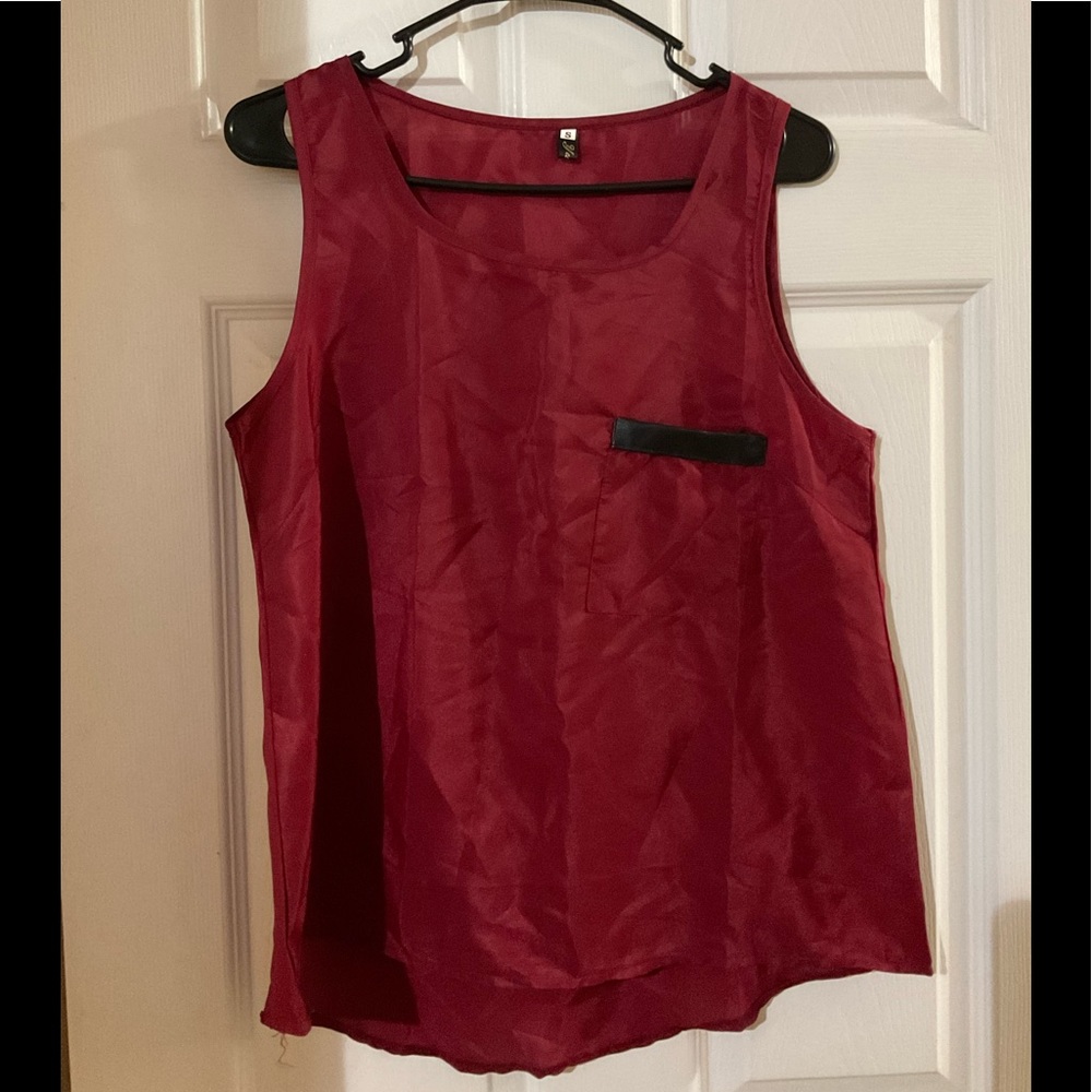 Burgundy sleeveless top size small runs big